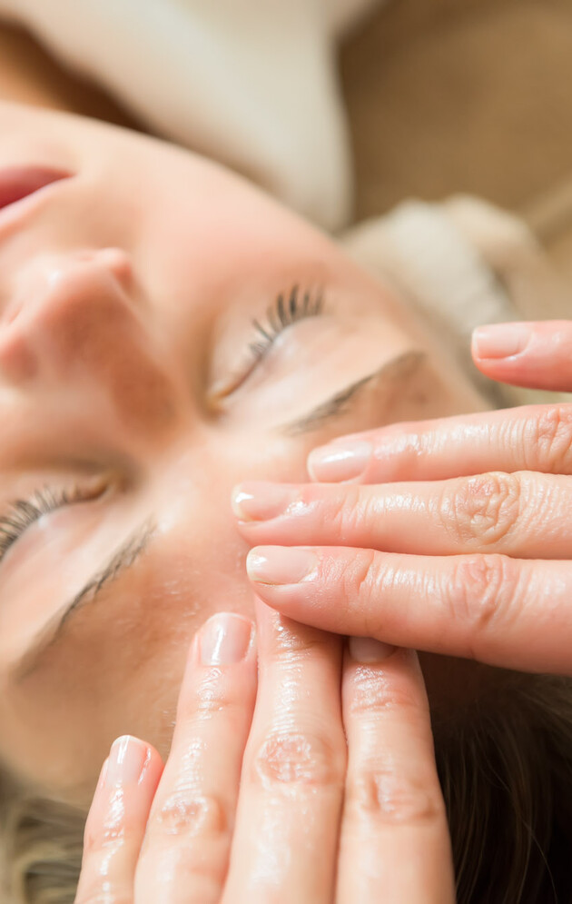 Gesichtsmassage im Wellnessurlaub im 4*S Hotel Nesslerhof in Großarl