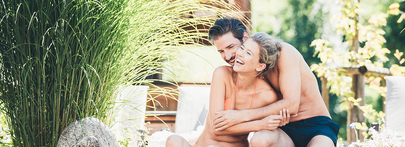 Lachendes Paar in der Sauna beim Wellnessurlaub im Hotel Nesslerhof im Salzburger Land