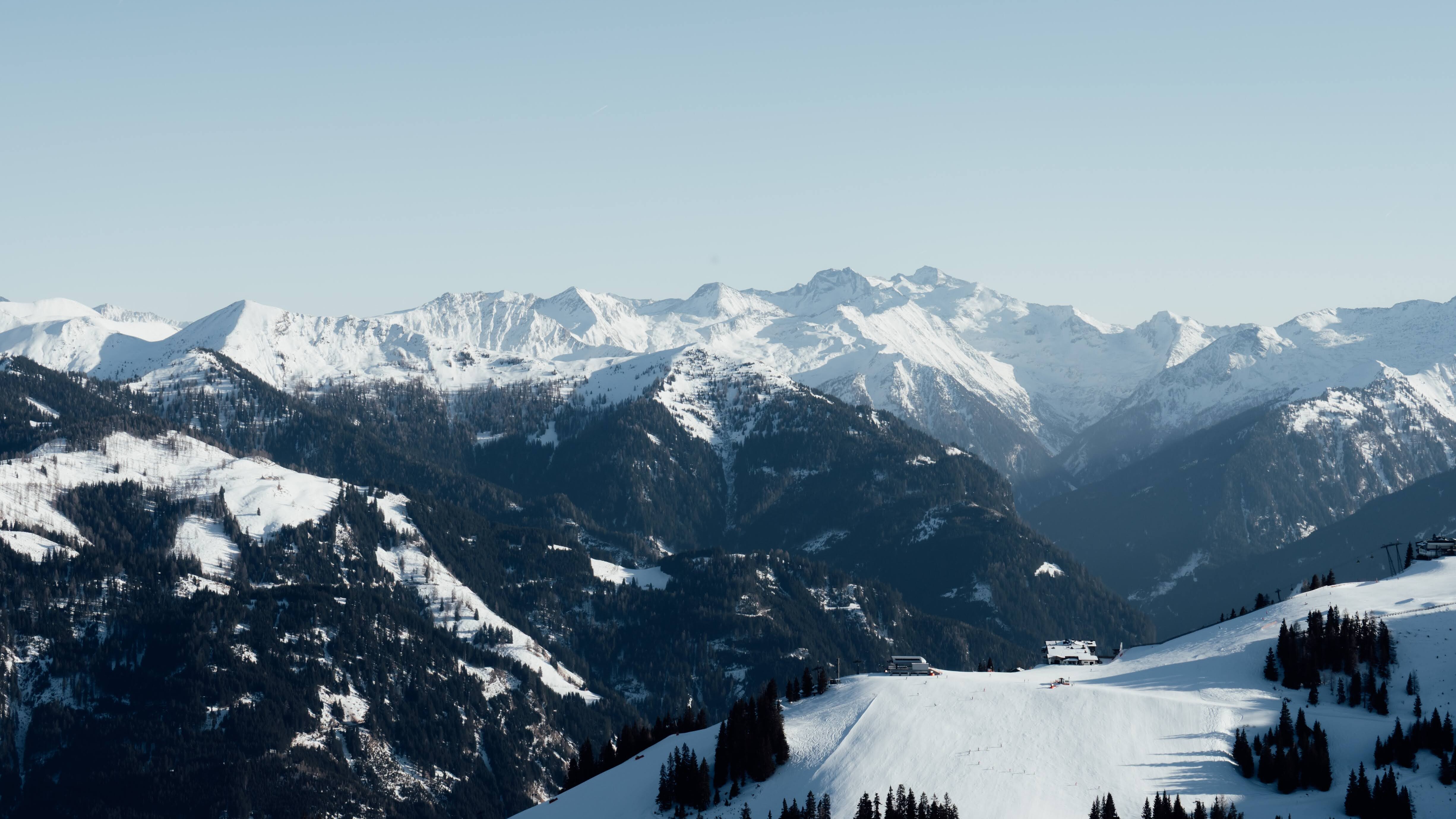 Junge Damen beim Apres Ski vor der neuen Bergstation Wolke 7 in Großarl.