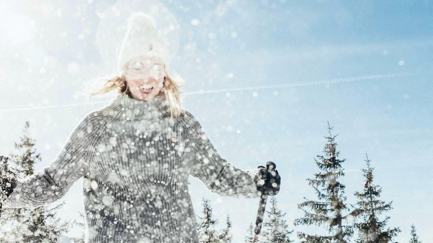 Junge Damen beim Apres Ski vor der neuen Bergstation Wolke 7 in Großarl.