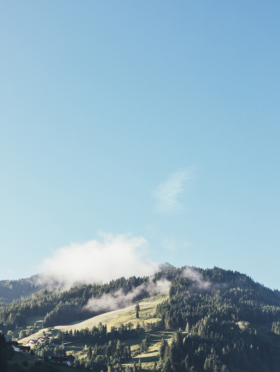 Blick auf die umliegenden Almen mit Nebelschwaden im Großarltal.