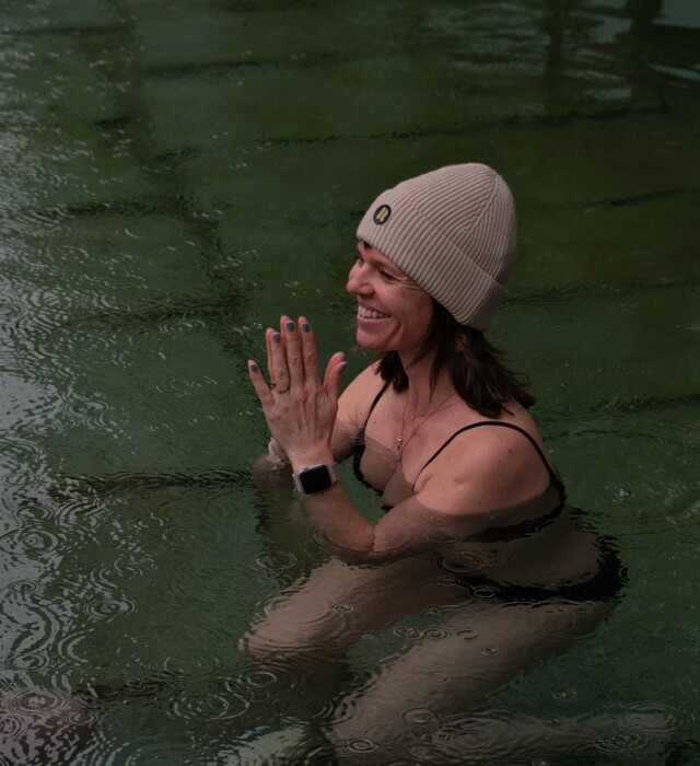 Dame ist im Kaltwasserbecken für Eisbaden