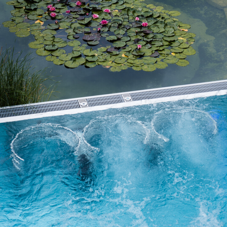 Naturbadeteich mit Wasserrosen und Whirlpool