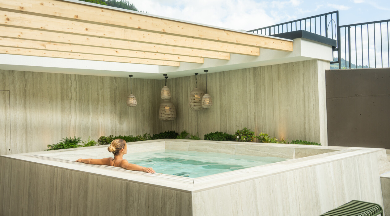 Dame genießt Zeit im Onsen Pool