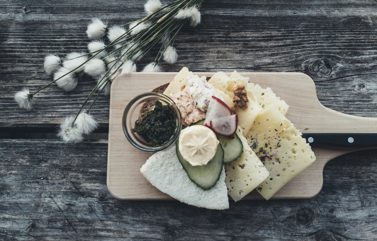 Almjause mit selbstgemachten Produkten wie Käse, Butter, Speck