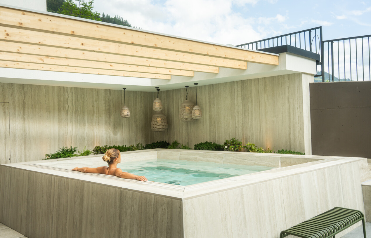 Dame genießt alleine im Onsen Pool