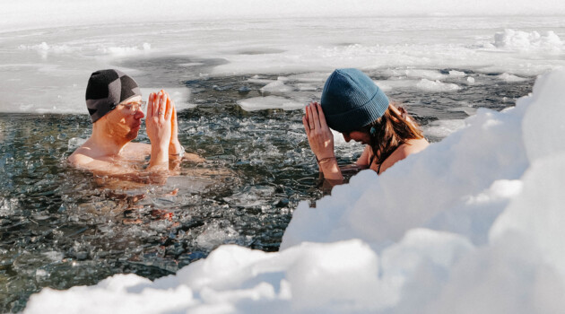 2 Personen beim Eisbaden im Eiswasser