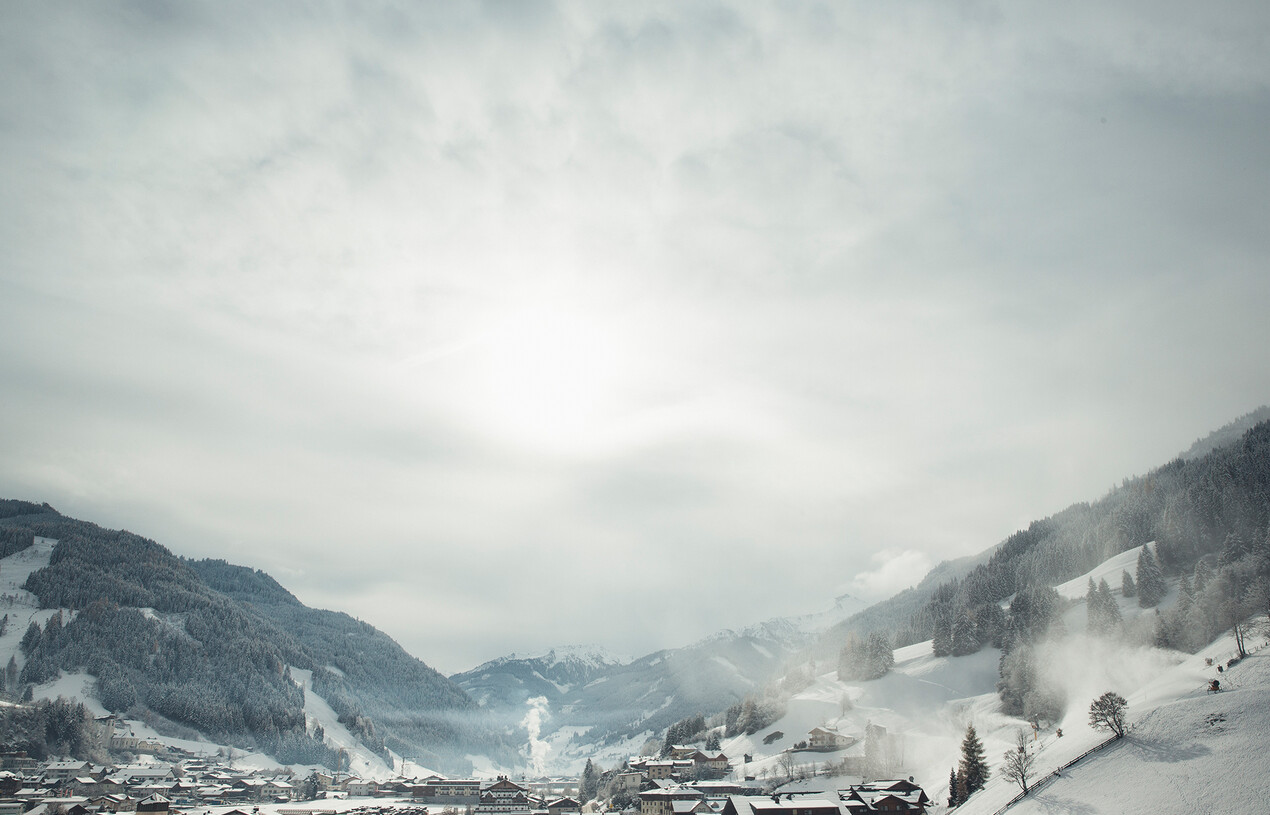 Panoramablick über das tief verschneite Großarltal im Winter.