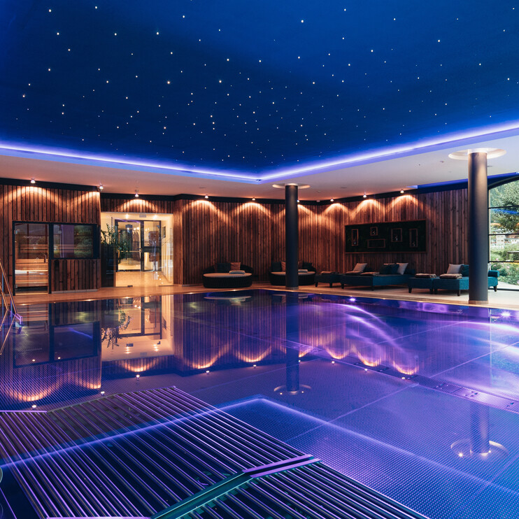 Indoor Pool mit Sprudelliegen und gemütlichen Loungen für 2 im 4*S Wellnesshotel Nesslerhof, Großarl.
