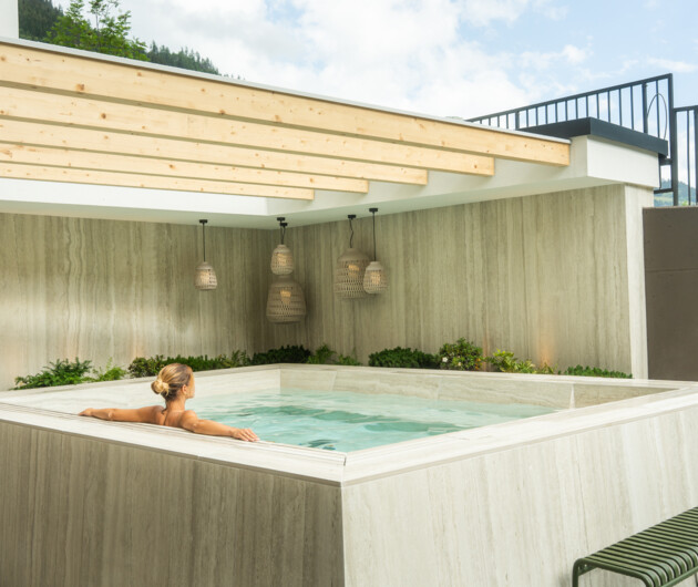 Dame genießt alleine ihre Zeit im Onsen Pool