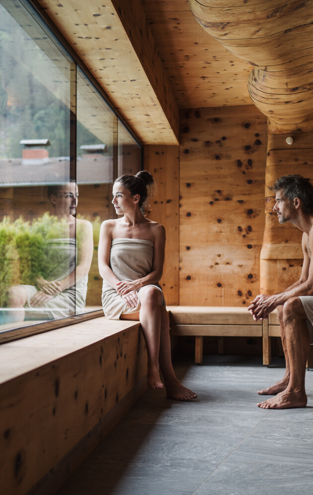 Paar sitzt in der Sauna