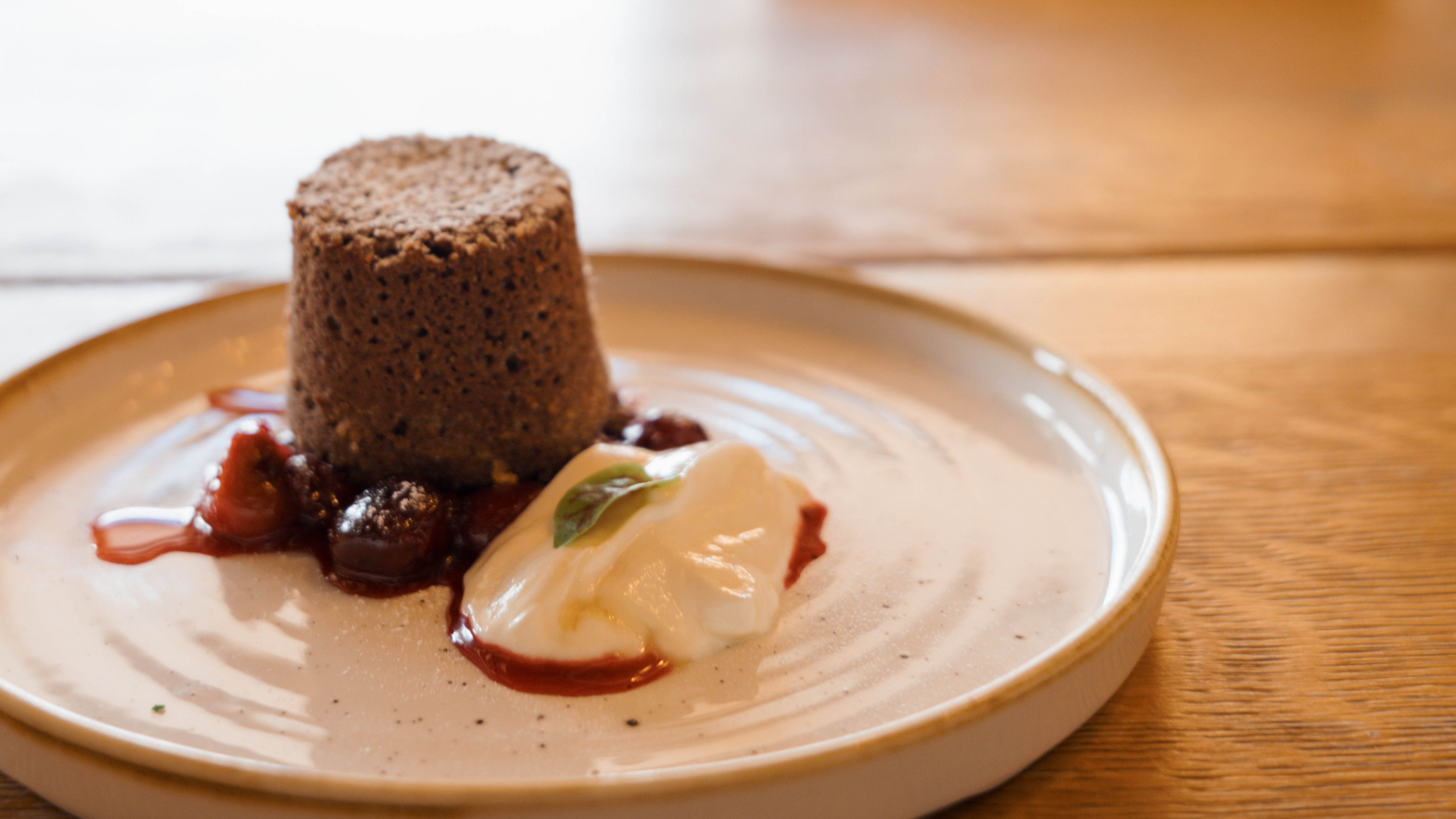 Junge Damen beim Apres Ski vor der neuen Bergstation Wolke 7 in Großarl.