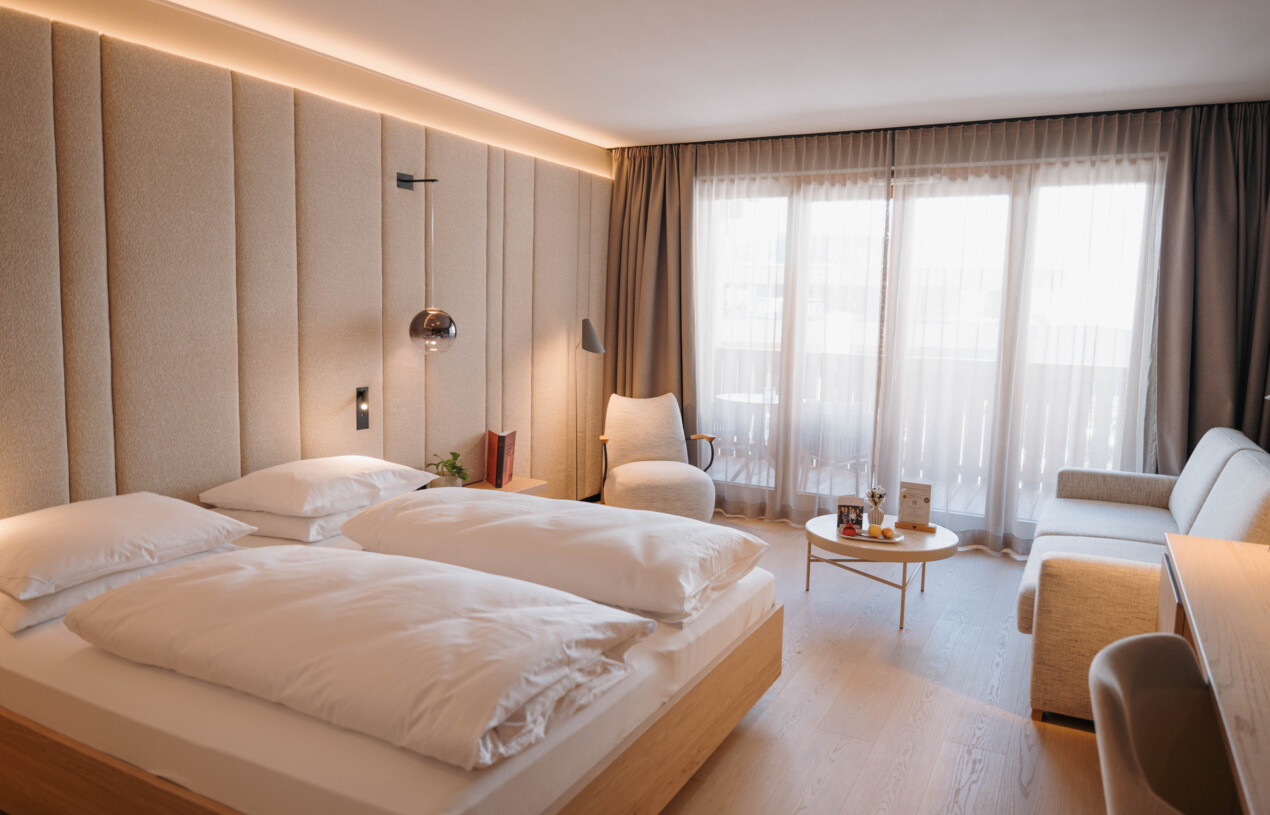 Familienzimmer Harmonie mit Doppelbett und hellen Möbeln