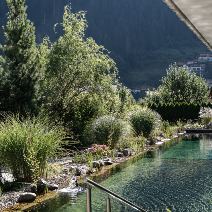 Außenpool und Entspannungsliegen im Wellnesshotel Nesslerhof im Salzburger Land
