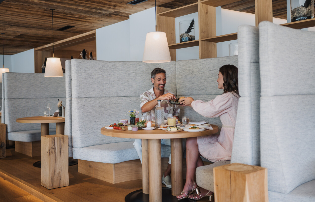 Pärchen genießt Frühstück im Hotel