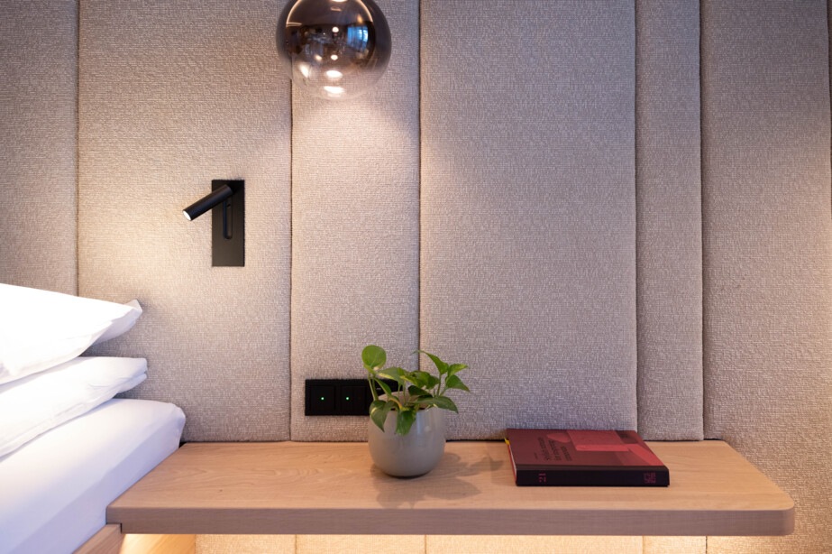 Doppelbett im Familienzimmer Engelsraum mit Balkon im Hotel Nesslerhof, Großarl.