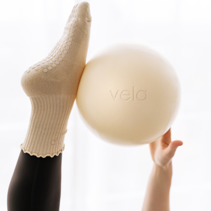 Bein mit Pilates Ball von Vela