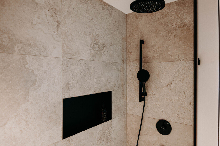 Schlafzimmer im Familienzimmer Engelsraum im Hotel Nesslerhof in Großarl.