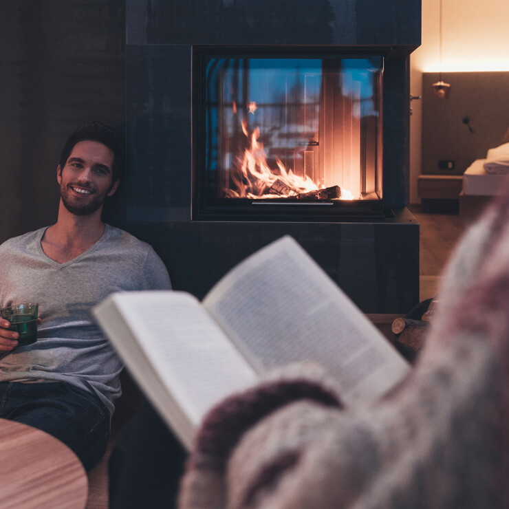 Entspannung pur bieten die hölzernen Liegen im Pool vor dem Wellnesshotel Nesslerhof in Großarl.