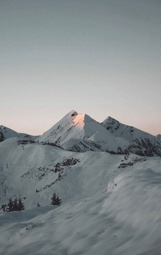 Berge mit Schnee bedeckt
