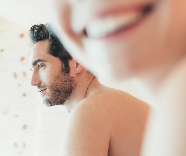 Lachendes Paar in der Sauna beim Wellnessurlaub im Hotel Nesslerhof im Salzburger Land