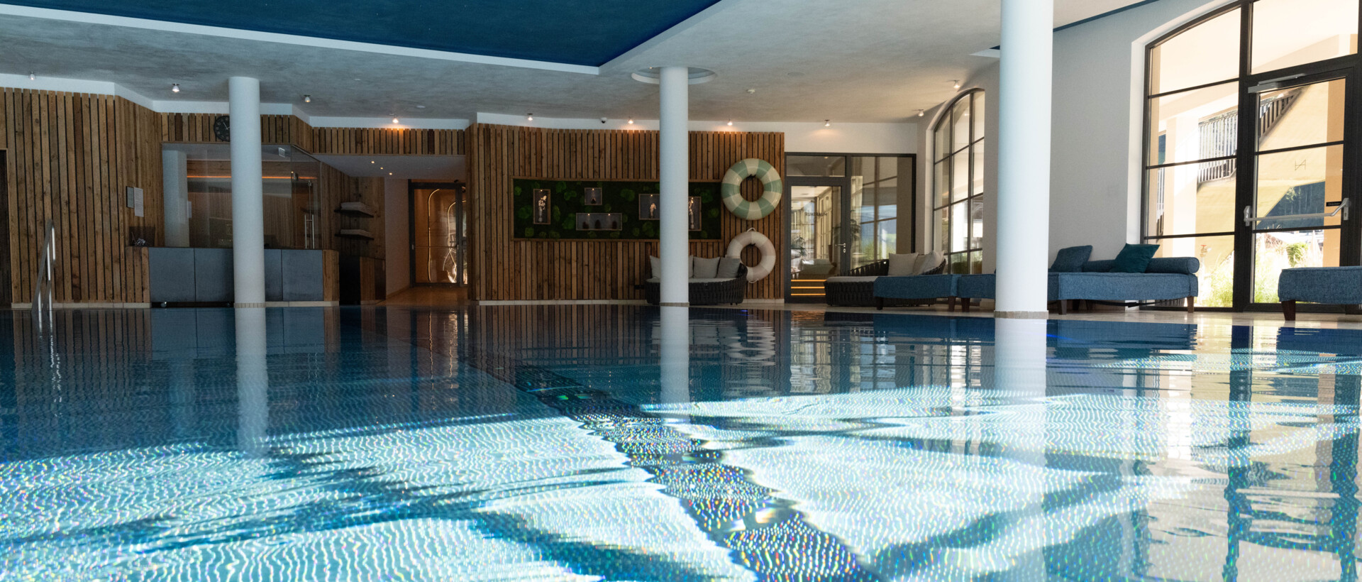 Liegen im Außenpool des Wellnesshotel Nesslerhof im Salzburger Land