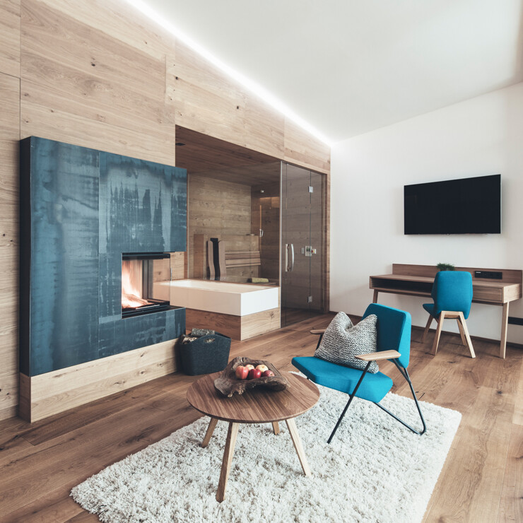 Hotelzimmer mit Kamin und Sauna - die Suite Liebelei im Hotel Nesslerhof in Großarl, Salzburger Land.