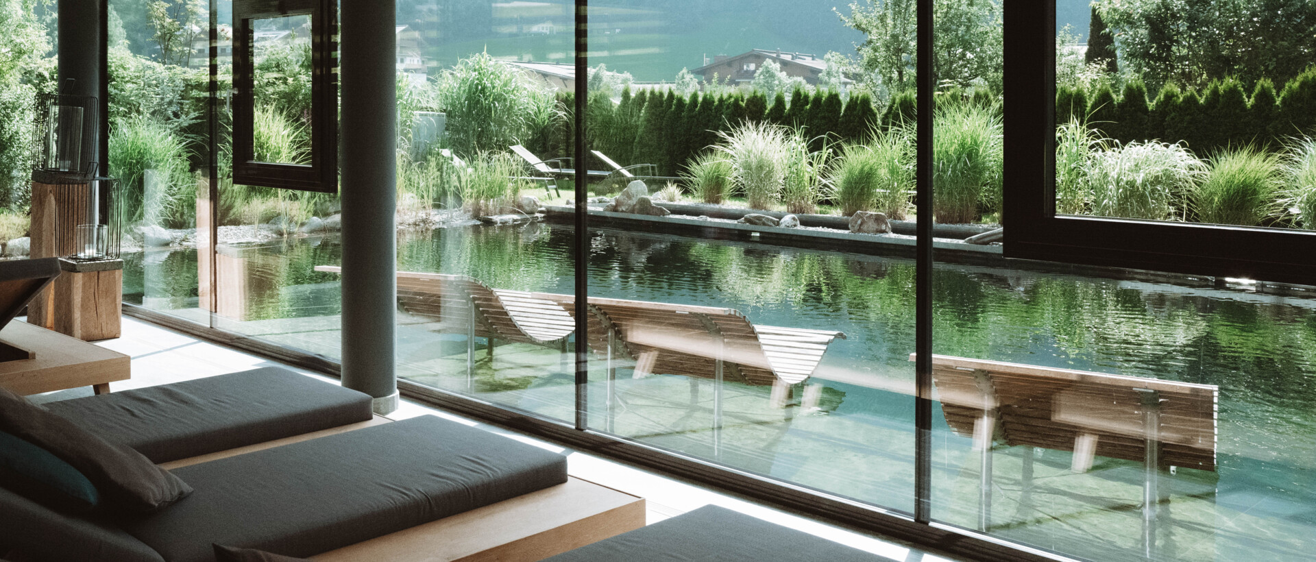 Paar in der Panorama-Sauna beim Winterurlaub im Wellnesshotel Nesslerhof in Salzburg