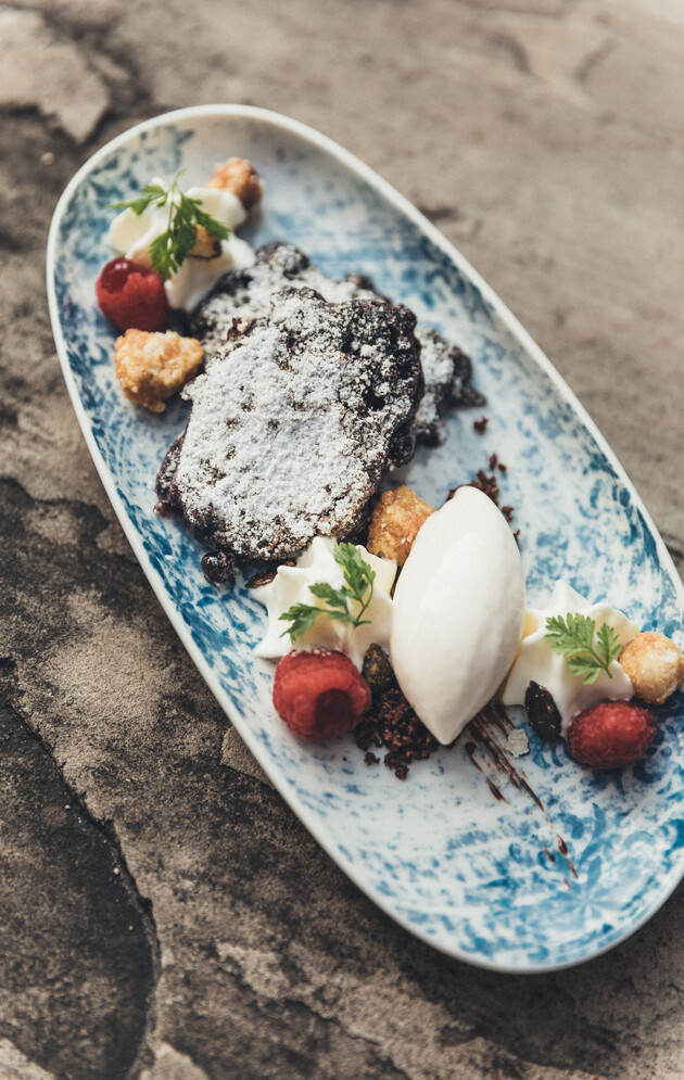 Herrliche Dessertvariation mit frischen Früchten im Genießerhotel Nesslerhof im Salzburger Land.