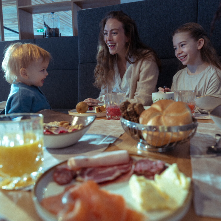 Junge Familie genießt ihr Frühstück im Wellnesshotel